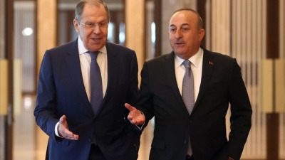وزير الخارجية الروسي سيرغي لافروف ووزير الخارجية التركي مولود جاويش أوغلو (الأناضول)