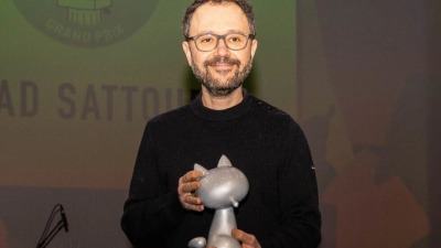 الكاتب السوري الفرنسي رياض سطوف بعد تسلمه للجائزة الكبرى في المهرجان
