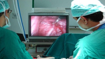 أثناء إجراء إحدى العمليات الجراحية في سوريا (سانا)