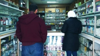 سوريون ينتظرون للحصول على الأدوية في صيدلية بالعاصمة دمشق (سبوتنيك)