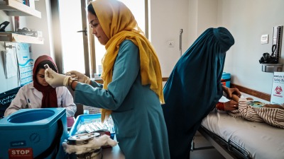 نساء يعملن في أحد المستوصفات الطبية في أفغانستان - GETTY