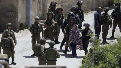 جنود إسرائيليون يعتقلون سيدة فلسطينية من مدينة جنين بالضفة الغربية - AP
