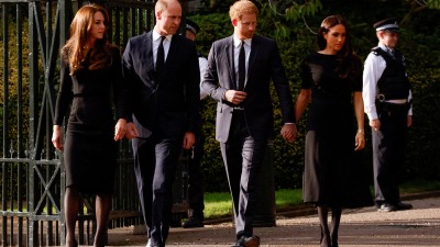 البريطاني وليام ، أمير ويلز ، كاثرين ، أميرة ويلز ، الأمير البريطاني هاري وميغان ، دوقة ساسكس ، يسيرون خارج قلعة وندسور ، بعد وفاة الملكة إليزابيث البريطانية