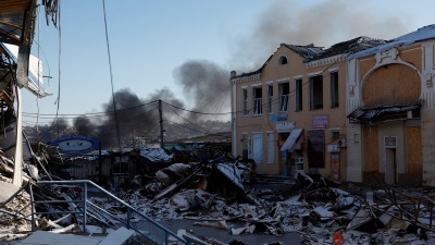 دمار إثر غارة روسية على مدينة باخموت في أوكرانيا (رويترز)