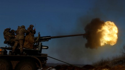 الجيش الأوكراني يتصدى لهجوم جوي في مدينة باخموت، بتاريخ 10 كانون الثاني 2023 (رويترز)