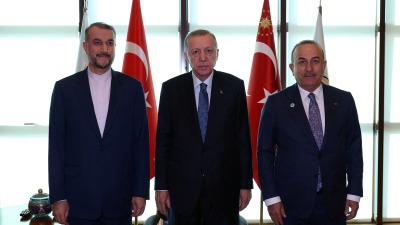 الرئيس التركي رجب طيب أردوغان ووزيري خارجية تركيا وإيران (رويترز)