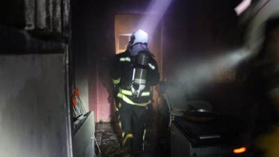فرق الإطفاء تحاول إخماد حريق في منزل بريف إدلب الغربي – كانون الأول 2022 (الدفاع المدني السوري)
