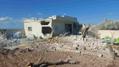 المنزل الذي تعرض للقصف في مخيم الفروسية بإدلب (تويتر)