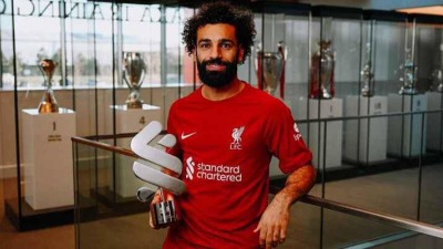 النجم المصري محمد صلاح، جناح ليفربول الإنجليزي، يحتفل بجائزة أفضل لاعب بالشهر 