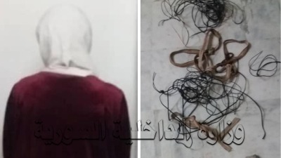 الوالدة المتهمة بقتل ابنها وأدوات ارتكاب الجريمة (فيس بوك/وزارة داخلية النظام)