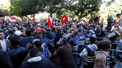 تونسيون يتظاهرون ضد الرئيس التونسي قيس سعيد، في الذكرى 12 للثورة التونسية، تونس العاصمة، 14 كانون الثاني/يناير 2023 (رويترز)