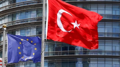 علم الجمهورية التركية وراية الاتحاد الأوروبي (إنترنت)