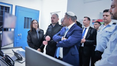 وزير الأمن القومي الإسرائيلي اليميني المتطرف إيتمار بن غفير يزور سجن "نفحة" الإسرائيلي، بئر السبع، 6 كانون الثاني/يناير 2023 (تويتر)