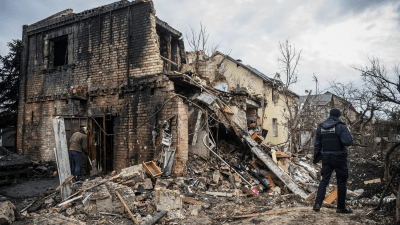 آثار القصف الروسي على العاصمة الأوكرانية كييف - رويترز