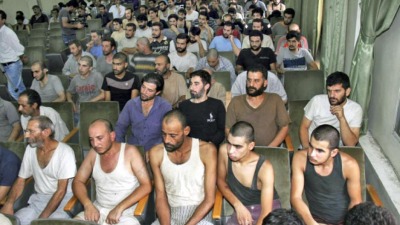 معتقلين بانتظار جلسات محاكمتهم في "محكمة الإرهاب" التابعة للنظام السوري بدمشق (AP)