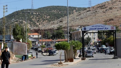 معبر المصنع على الحدود السورية اللبنانية (رويترز)