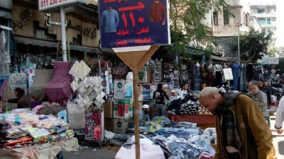 رجل مسن في أحد الأسواق الشعبية في مصر (EPA)