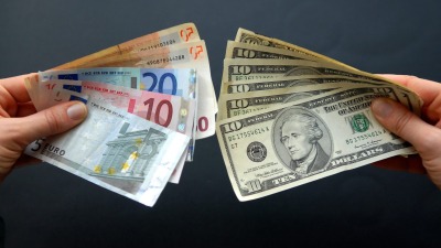 اتجه الدولار الأميركي نحو التراجع لرابع جلسة على التوالي مقابل اليورو - AFP