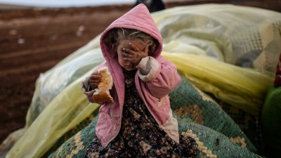 طفلة تعاني من ظروف صعبة في سوريا - المصدر: الإنترنت