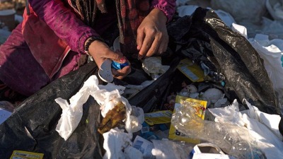 طفلة سورية تبحث عن غذاء في أكياس القمام في مكبات نفايات شرق الفرات (BBC)