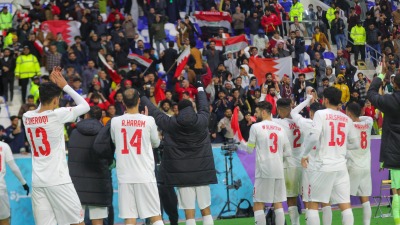 لاعبو المنتخب البحريني يحتفلون مع الجماهير بعد نهاية المباراة مع قطر (الحساب الرسمي لبطولة خليجي 25)