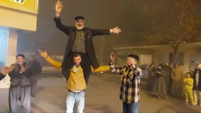 السوري أحمد حمو يحتفل مع أبنائه قبل التحاقه بالخدمة العسكرية في تركيا (ensonhaber)
