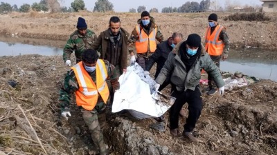 عناصر من "الدفاع المدني" خلال انتشال الجثة من نهر الفرات قرب حي هرابش – 16 كانون الثاني (غلوبال)