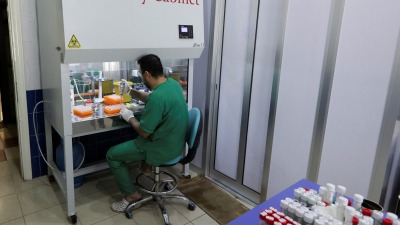 مركز لفحص عينات المرضى في إدلب شمالي سوريا ـ رويترز