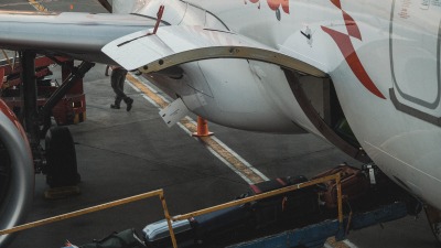 تحميل حقائب المسافرين في طائرة (تعبيرية/pexels)