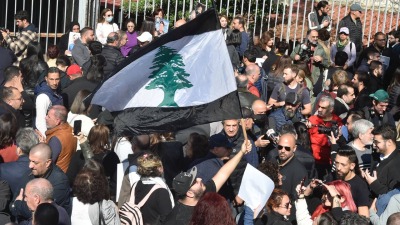 احتجاجات ضد عرقلة تحقيقات تفجير بيروت (الأناضول)