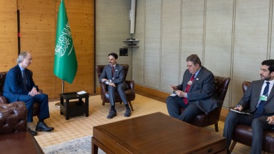 لقاء وزير الخارجية السعودي الأمير فيصل بن فرحان مع مبعوث الأمم المتحدة لسوريا غير بيدرسن (تويتر)