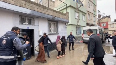 السلطات التركية توقف عدداً من السوريين بينهم نساء وأطفال تمهيداً لترحيلهم إلى سوريا (الأناضول)