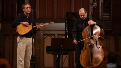 بهري كاراجاي (إلى اليسار) وفولكان أورهون (إلى اليمين) وهما يعزفان في الحفلة الموسيقية