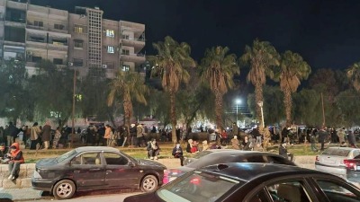 خروج بعض الأهالي في مدينة دمشق إلى الشوارع بعد الزلزال الجديد، 20 شباط 2023 (فيس بوك)