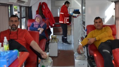 متبرعون عرب وأتراك في خيمة الهلال الأحمر بساحة تقسيم في إسطنبول (الأناضول)