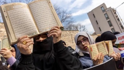مسلمون غاضبون من حرق القرآن الكريم (رويترز)