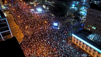 مظاهرة في تل أبيب ضد حكومة نتنياهو يوم السبت 4 شباط 2023 (رويترز)