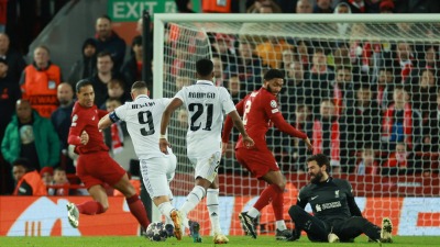 نجم ريال مدريد كريم بنزيما يسجل الهدف الخامس في مرمى ليفربول – 22 شباط 2023 (رويترز)