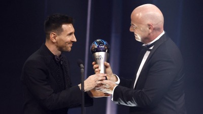 ميسي يتسلم جائزة أفضل لاعب في العالم لعام 2022 من رئيس "الفيفا" - رويترز
