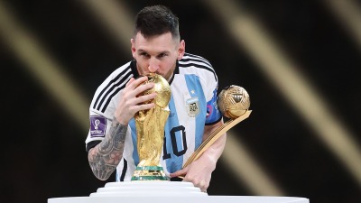 ميسي يقبل كأس العالم خلال تتويج الأرجنتين بمونديال قطر 2022 - Getty