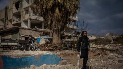 السوري محمد الحلبوني الذي فقد ساقه في الحرب وابنتيه بسبب الزلزال
