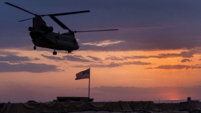 طائرة هليكوبتر تابعة للجيش الأميركي خلال إقلاعها من قاعدة قرب الحدود التركية السورية - 25 أيار 2021 (AFP)