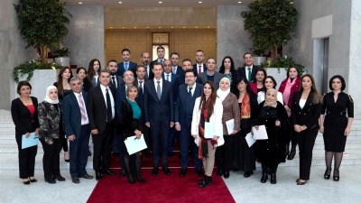 بشار الأسد خلال استقباله لعدد من الصحفيين والمسؤولين في مؤسساته الإعلامية - (حبيب سلمان/ فيس بوك)