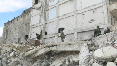 عناصر من قوات النظام السوري تسرق أماكن ضربها الزلزال في حلب