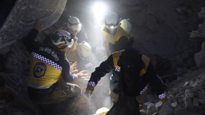 عمليات انتشال العالقين من تحت الأنقاض في بلدة حارم بريف إدلب - 10 شباط 2023 (الدفاع المدني السوري)