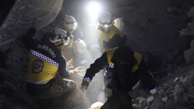 انتشال ضحايا من تحت أنقاض منزل مدمر في حارم بريف إدلب - الدفاع المدني السوري