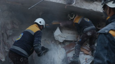 عناصر  الدفاع المدني السوري "الخوذ البيضاء" يبحثون عن ناجين تحت أنقاض زلزال 6 من شباط (أرشيفية/فيس بوك)
