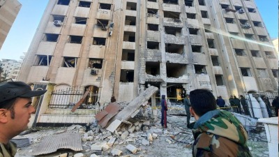 البناء الذي تعرض للقصف الإسرائيلي في حي كفرسوسة وسط العاصمة دمشق - 19 شباط 2023 (أثر برس)