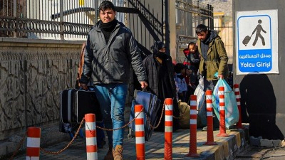 دخول السوريين من تركيا عبر معبر باب الهوى الحدودي (فيس بوك)