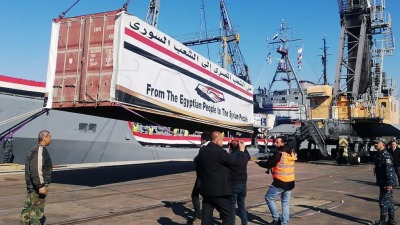 شحنة المساعدات المصرية التي وصلت إلى ميناء اللاذقية (صحيفة الثورة)